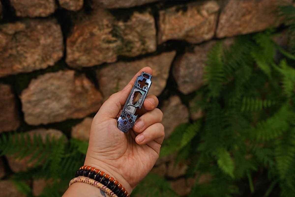 Titanium Pry Bar EDC Tool Fidget - Multifunctional Stress Relief Gadget with Burmese Rosewood Box